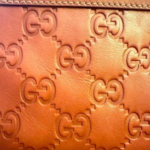 Gucci Leather Wallet = SHOW OFF YOUR DESIGNER STYLE EVERYDAY WITH THIS WALLET